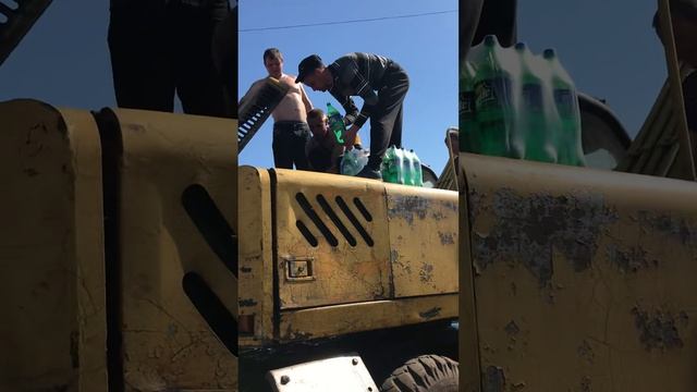 Промывка радиатора экскаватора ЕК-14 спрайтом)) смотреть онлайн