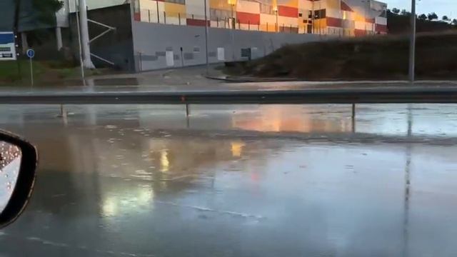 La mediana de la TO-23 volvió a embalsar el agua en la carretera principal de acceso al Polígono смотреть онлайн