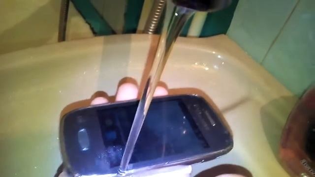 Проверка он ли выдержит воду Samsyng N3 смотреть онлайн