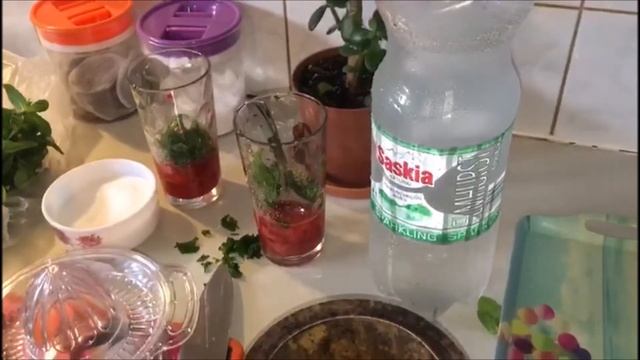 Homemade Strawberry Mojito Drink | Cabitaan Nafaqo Leh смотреть онлайн