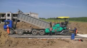 Укладка асфальта: асфальтоукладчик Vögele Super 1800-2 и катки Ammann