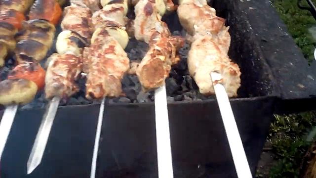 Мяско на шампурах и кортофель с салом и помидорами. смотреть онлайн