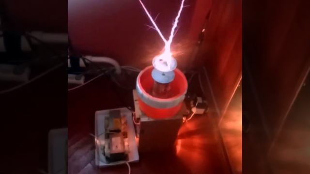 BASE-FED Tesla Coil VTTC GU 81m катушка тесла на лампе гу81м бейсфид. смотреть онлайн