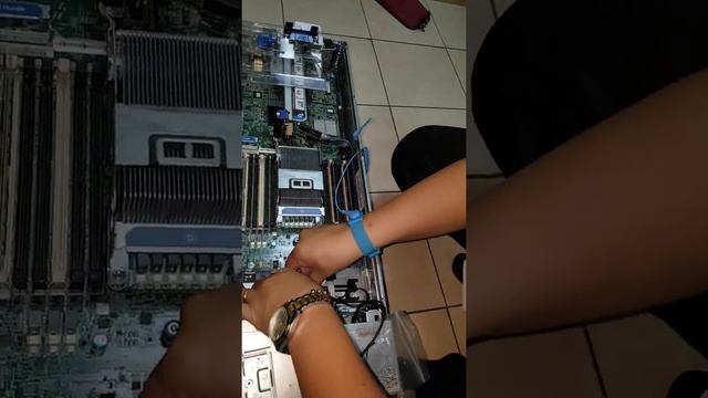 Replacing HP ProLiant DL360p Gen8 Capacitor Pack смотреть онлайн