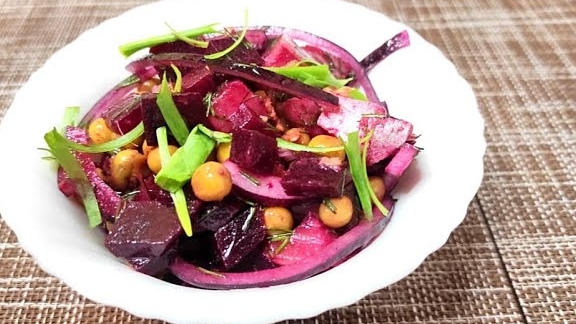 Салат из свёклы с селёдкой. Очень вкусный салат и отличная закуска. смотреть онлайн