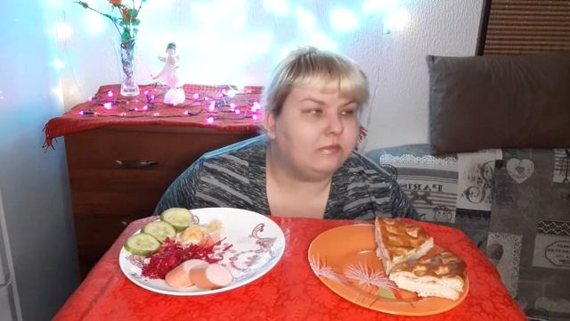 Mukbang квашеная капуста ,овощи, сосиски, ватрушка с персиками и чай/про ходячих мертвецов и нуар смотреть онлайн