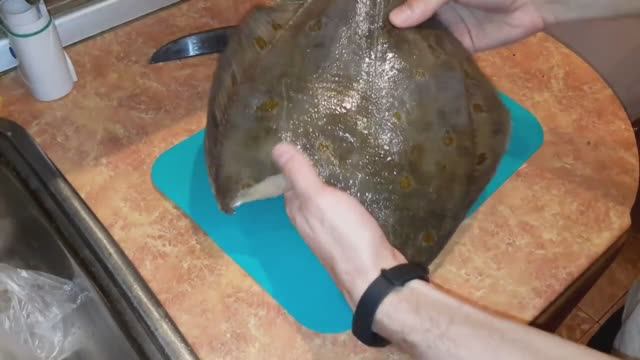 Камбала зажаренная целиком смотреть онлайн