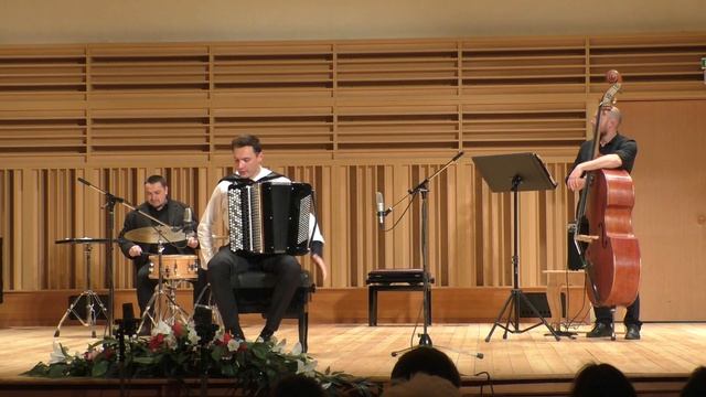 Фантазия Айдара Салахова на тему Хуана Тизола "Караван",(Дм. Швецов - ударные, Мих. Муравьев- к/бас)