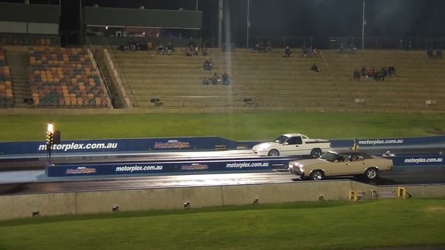 ZH Fairlane 351 vs VS commodore ute смотреть онлайн