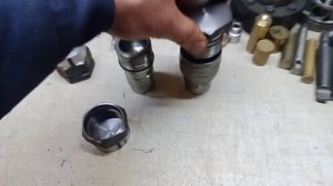 Заглушки шлангов гидравлики экскаватора.