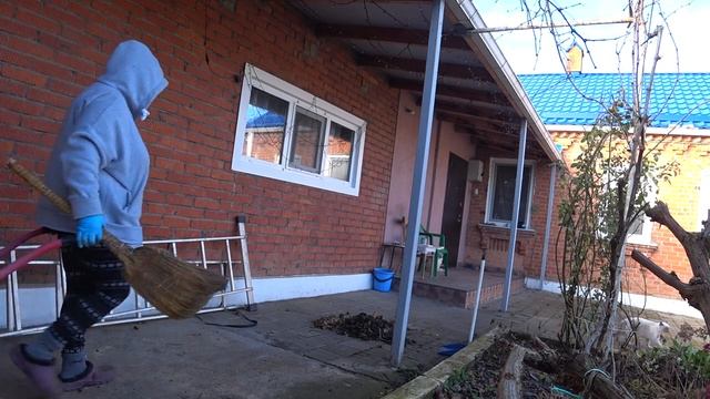 Отправили посылки🍷 Убираю двор 🍂🍁Мочалки не высохли🥒 Гирлянду заменили ✨🎈🎇Дом на Кубани🏡 смотреть онлайн