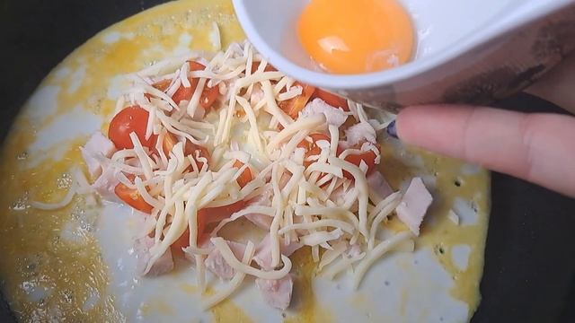 ГОРЯЧИЙ ЗАВТРАК ЗА 5 МИНУТ Яичный конвертик с начинкой из курицы помидора и сыра в сковороде смотреть онлайн