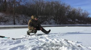 Простая рыбалка на речке зимой! в декабре месяце