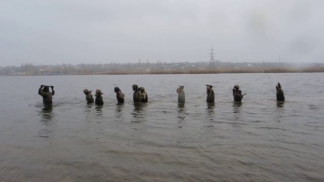 Военнослужащие при прохождении *полосы морпеха* смотреть онлайн