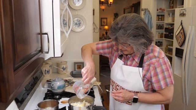 Paula's Kitchen S2 Ep12: Sunday Dinner, featuring Chicken Apricot & Volcano Potatoes смотреть онлайн