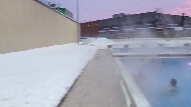 СПУСКАЮСЬ ВОТ ЛЕД ПРИХОДИТЕ В БАССЕЙН смотреть онлайн