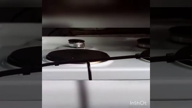 мама моет печку электрическую