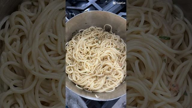 Sundried Tomato, Basil Chicken over Pasta, butter, Parmesan cheese noodles….don’t forget the 🧄 🫶🏼 смотреть онлайн