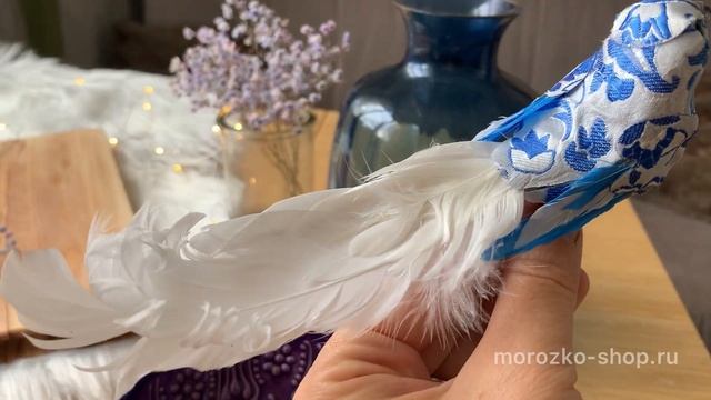 Украшение ПТИЧКА АЙРИ на клипсе, перо, текстиль, белая с голубым, 16 см MC40011, MC40012 смотреть онлайн