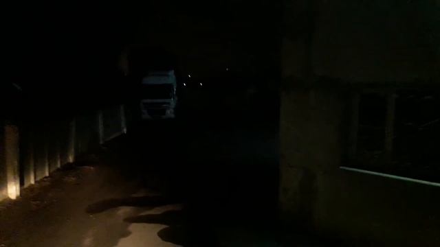 Мы едем после выгрузки глицерина ,сдаю задом фурай во дворе. смотреть онлайн
