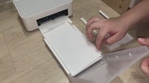 Загрузка фотобумаги в лоток фотопринтера Xiaomi Instant Photo Printer