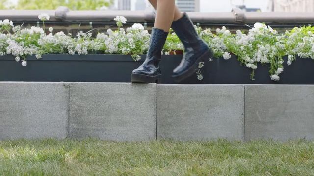 The Stuart Weitzman Pre-Fall 2021 Collection Featuring Indigo Blue смотреть онлайн