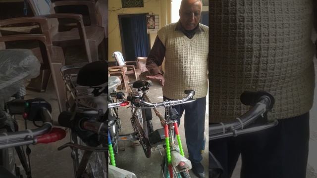 Electric cycle hub moter 240 watt 24 volt. Baitri 10A/H speed 30 K/M Per hour. смотреть онлайн