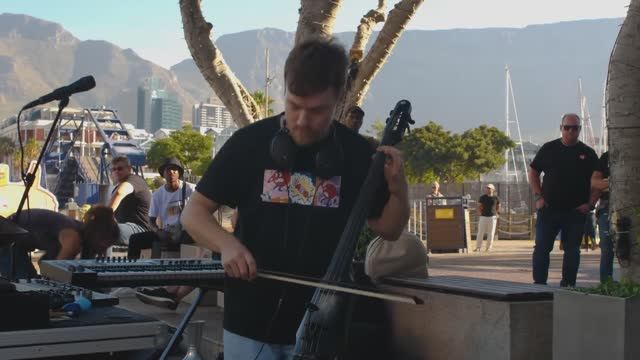 Амбиент мелодик хаус, живая музыка от Рейнхарда Бура из ЮАР смотреть онлайн