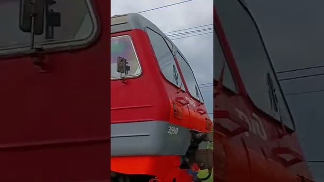 Приветливый машинист электропоезда ЭД9М-0164 сообщением Минеральные Воды—Кисловодск 10.06.24 #ржд