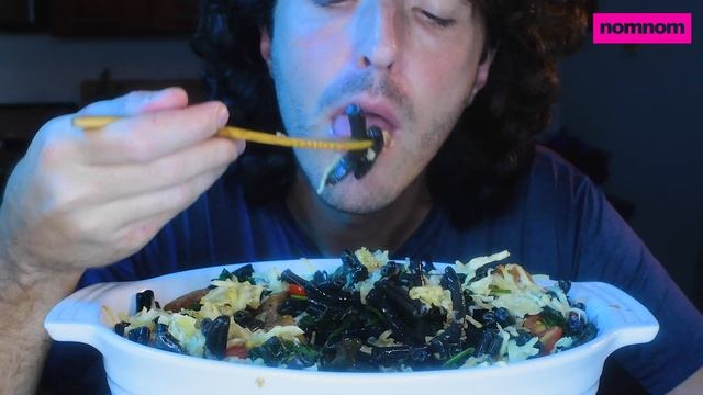 ASMR CHEESY BEYOND MEAT SQUID INK PASTA ! حلال * No Talking ! * HALAL VEGETARIAN | Nomnomsammieboy смотреть онлайн