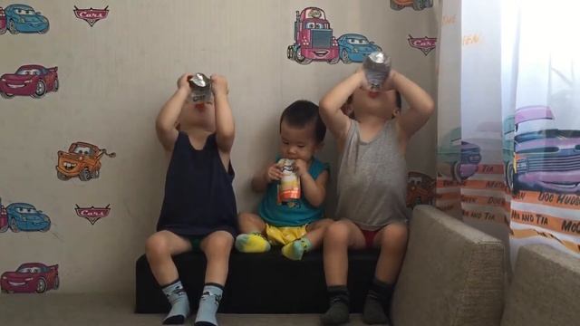 Махинация дня Открываем и кушаем пюре дети погодки!!! смотреть онлайн