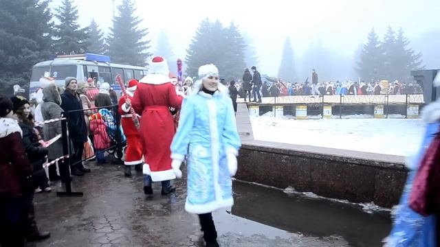 Горловка 2012 парад Дедов морозов фонтан1.MOV смотреть онлайн
