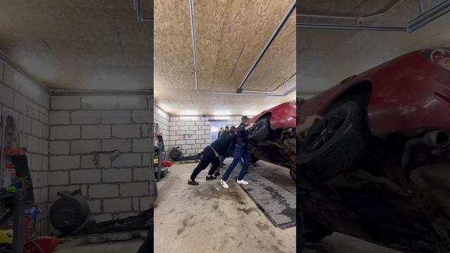 Как мы переворачивали проектную мазда 3 для ремонта днища 😅🚀🤏 смотреть онлайн