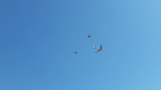 Ту-95МС и пара Су-30 в небе смотреть онлайн