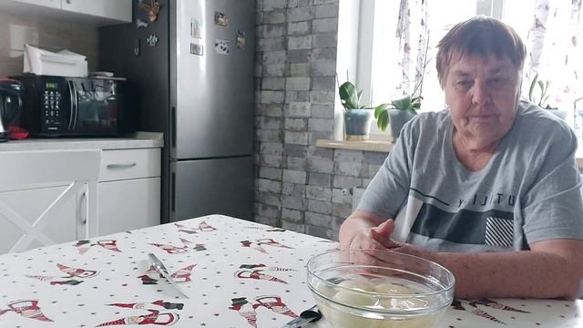 Вместе с мамой делаем заготовки для куриного пирога смотреть онлайн