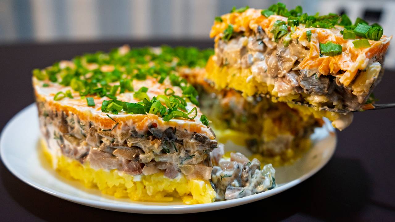 Салат с селедкой и грибами смотреть онлайн