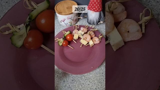 Моцарелла, огурцы и помидоры черри в канапе, смотри на канале #рецепт #christmas