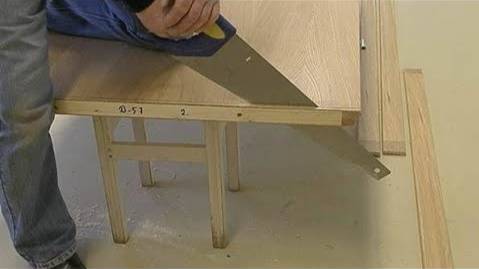 Как самостоятельно укоротить, обрезать межкомнатную дверь без дорогого инструмента..mp4