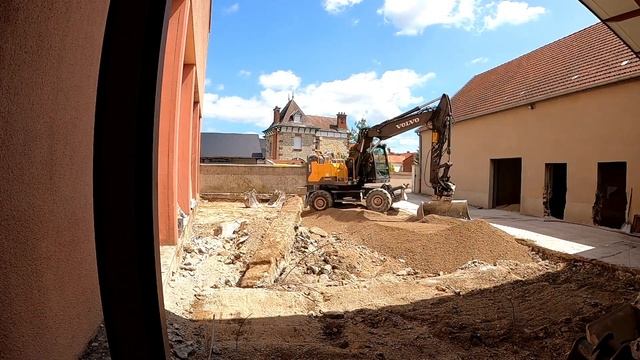 VOLVO 160 Terrassement d'une cour (Démolition de l'ancienne dalle et evac) смотреть онлайн