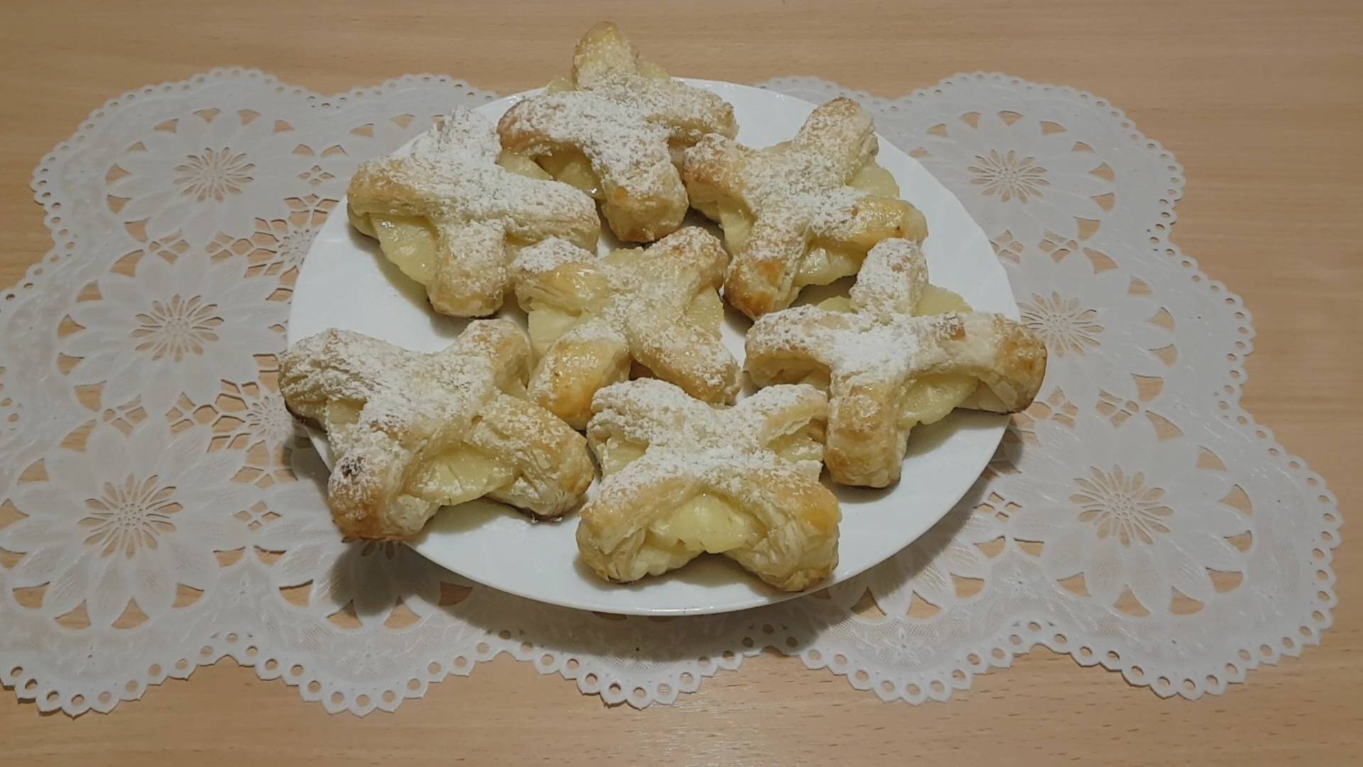 Выпечка из слоеного теста с ананасами смотреть онлайн