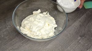 СМЕТАННЫЙ КРЕМ ДЛЯ ТОРТА-ОДИН ИЗ САМЫХ ПРОСТЫХ ИЗ ДВУХ ИНГРЕДИЕНТОВ ЗА 5 МИН.ХОРОШО ДЕРЖИТ ФОРМУ