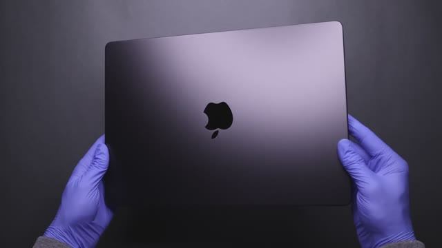 Распаковка и обзор MacBook Pro 14 на M4 смотреть онлайн