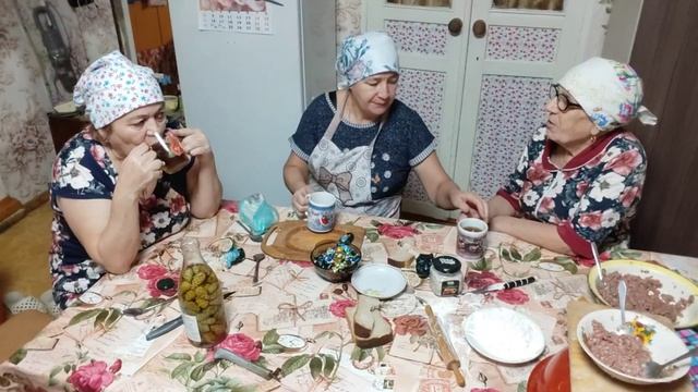 Не успеваем делать пельмени // у нас перекус сало через мясорубку 👍😋// смотреть онлайн