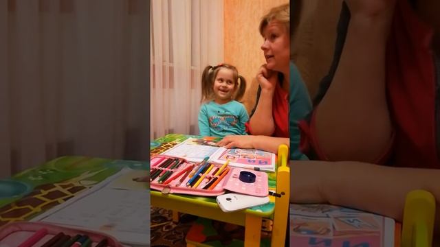 Мама учит уроки.