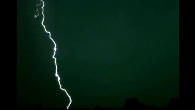 Замедленная съёмка удара молнии. смотреть онлайн