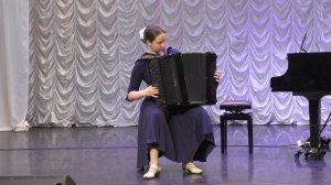 Играет студентка НГК им. М.И. Глинки София Рослякова (баян) Новосибирск