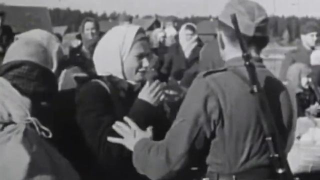 Каратели СС угоняют русских женщин в Германию