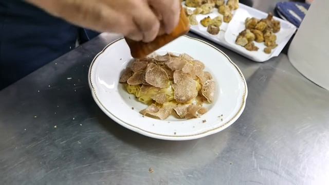 Tagliatelle al tartufo bianco. Tagliatelle with white truffle. смотреть онлайн