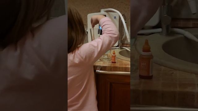 дети любят проводит опыты с водой. Замеряем PH в Канген воде🟣шампанском🔴 водопроводной🟢 #опыты #дет