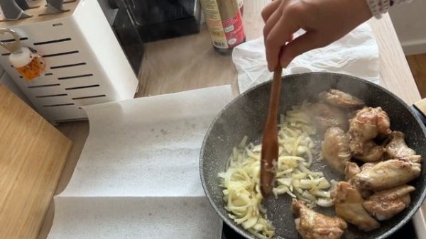 Готовим куриные крылышки в кетчупе и соевом соусе в сковороде.